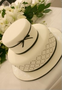 wedding cake:black details